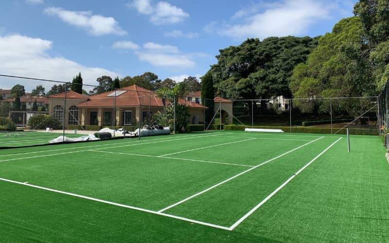 thi-cong-san-tennis-co-nhan-tao (1) thi công sân tennis cỏ nhân tạo